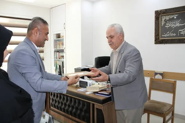 علی اشرف زانیار کاتب قرآن و خوشنویس سنندجی تجلیل شد