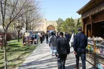 بازدید مسافران نوروزی از کاخ چهلستون اصفهان