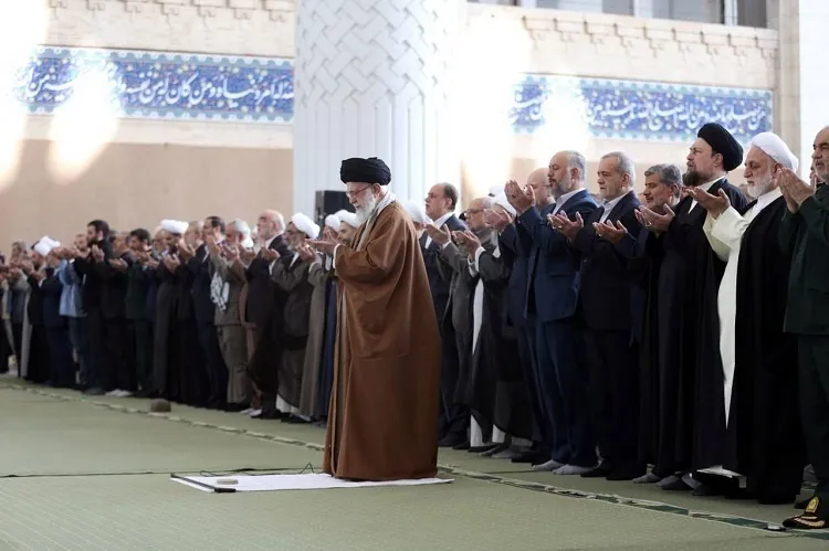 Ayətullah Xameneinin imamlığı ilə bayram namazı qılındı