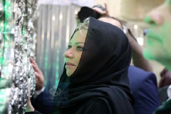 په حسیني په حرم کې د ملګروملتو د استازې له حجابه رانیولې د پاپ لپاره د مقدس آستان ترډالۍ پورې(فلم)