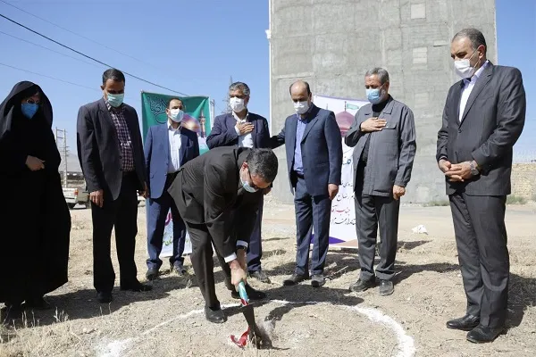 کلنگ مرکز نگهداری شبانه‌روزی کودکان بی‌سرپرست در اراک به زمین زده شد