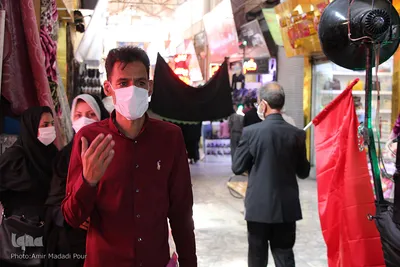 توزیع پرچم عزای حسینی بین بازاریان بیرجند