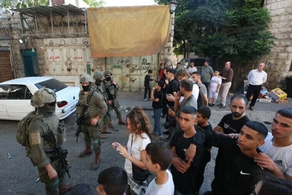 Zionist Settlers Maintain Tight Siege on Palestinian Families in Qusra