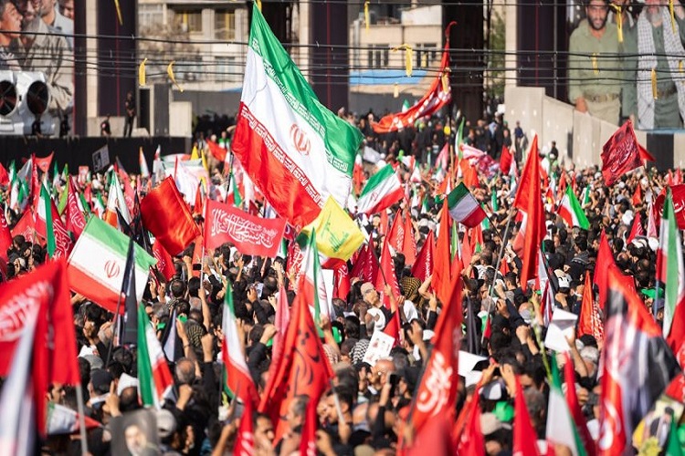 إنطلاق مراسم التشييع الشعبي للقائد الشهيد الإمام الخامنئي في طهران