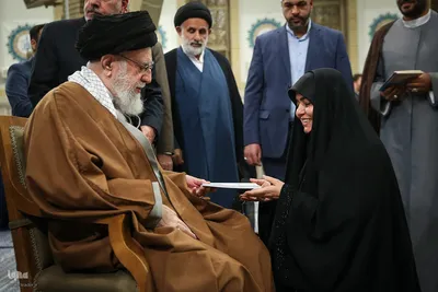دیدار جمعی از شاعران و اهالی فرهنگ و ادب فارسی با ر هبر معظم انقلاب