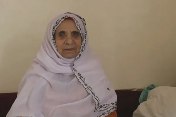 Love for Quran: Illiterate Yemeni Woman Memorizes Quran
