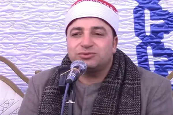بالفيديو...كاهن كنيسة يقبل يد قارئ القرآن في مصر
 
 