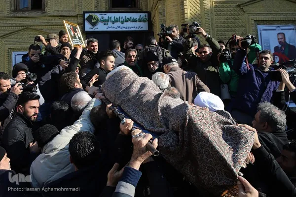 پیکر سیدقاسم موسوی‌قهار بر دستان عاشقان اهل بیت(ع) تشییع شد