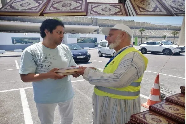 Yurt dışında yaşayan Faslılar için Kur'an dağıtıldı | Fotoğraf