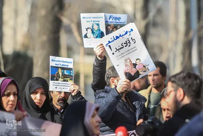 تجمع مردمی، فعالان فرهنگی، اصحاب رسانه و دانشجویان برای آزادی مرضیه هاشمی مقابل دفتر سازمان ملل متحد در تهران