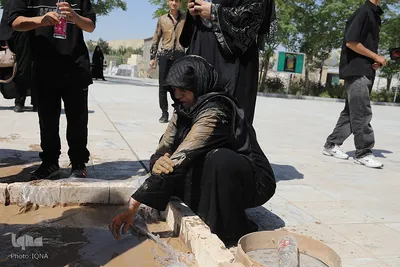 آیین گل مالی لرستانی‌ها مقیم قم در روز عاشورا
