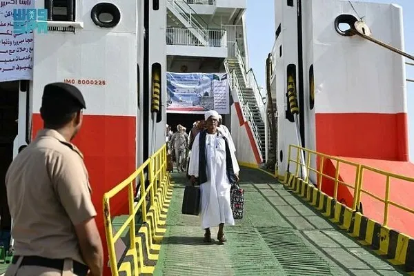 Primeiro Grupo de Peregrinos do Hajj Chegando por Mar Desembarca em Jeddah