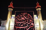 پرچم عزای «فُزْتُ وَ رَبِّ الْکَعْبَه» برفراز ایوان نجف برافراشته شد + عکس و فیلم