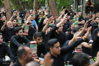 عزاداران حسینی در کنار قبور مطهر سرداران بی پلاک گلزار شهدا(س)