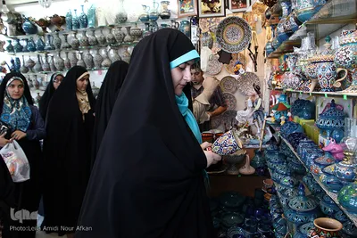 بازدید شرکت کنندگان مسابقات قرآن دانش آموزی از آرامگاه بابا طاهر