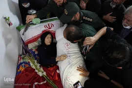 تصاویر آرشیوی از مراسم تشییع پیکر مطهر شهید محمد علیپور اصطهباناتی از شهدای تازه تفحص شده دوران دفاع مقدس در زمان حیات مرحومه عصمت صاحب نظر، مادر این شهید والامقام