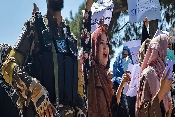 Taliban, kızların Afganistan dışında okumasını engelliyor