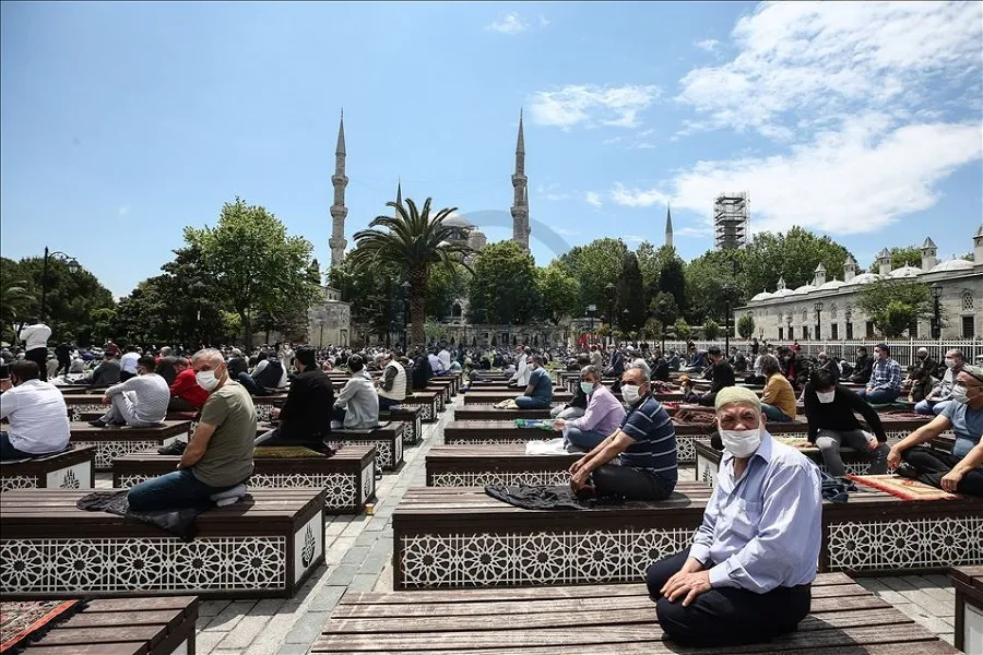 تركيا تستأنف صلاة الجمعة بعد انحسار كورونا