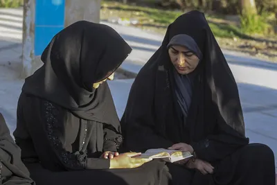 آیین جزءخوانی قرآن کریم در جوار مقبره شهدای گمنام