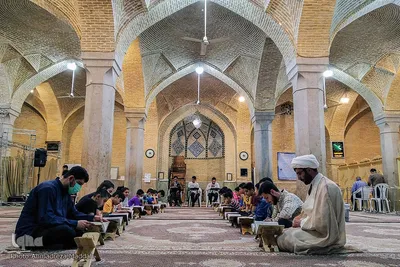 جزء خوانی دانش آموزان در شبستان مسجد وکیل شیراز
