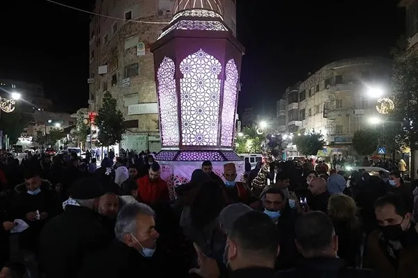 Batı Şeria'daki Ramallah kentinin merkezi dev ramazan feneriyle aydınlandı