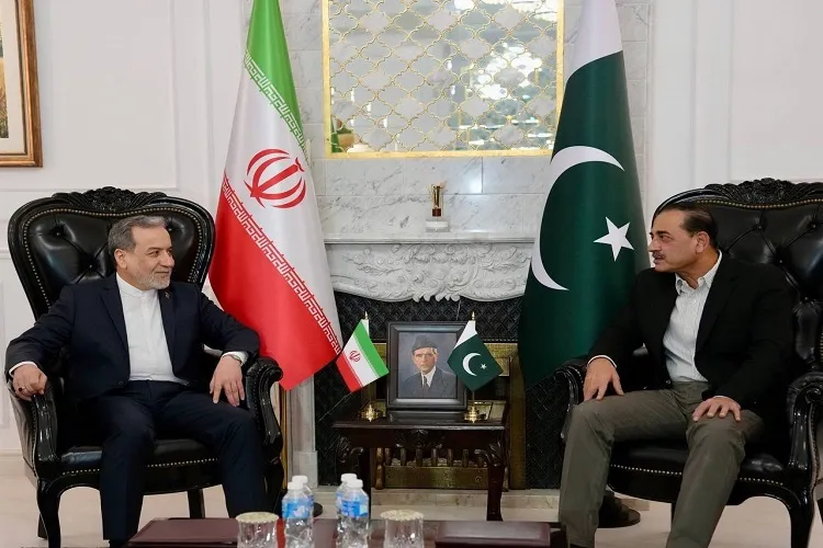 دیدار وزیر امور خارجه با فرمانده ارتش پاکستان