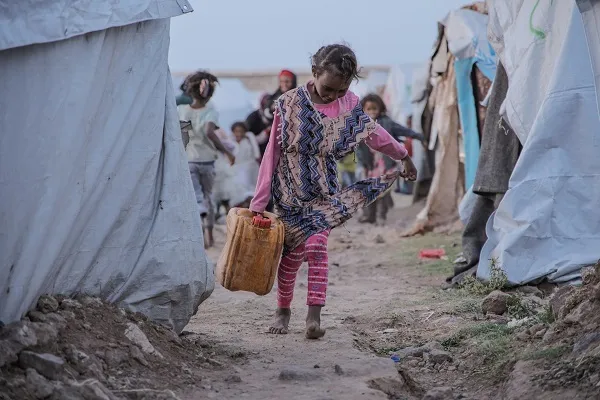 مَنْ أَظْهَرَ فَقْرَهُ أَذَلَّ قَدْرَهُ