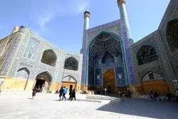 Une mosquée iranienne convertie en atelier de production de masques