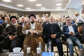 از راست رضا داوری اردکانی، فیلسوف، علی لاریجانی، رییس مجلس شورای اسلامی، حجت الاسلام والمسلمین سید حسن خمینی و آیت الله سیدمصطفی محقق داماد در مراسم بزرگداشت اولین سالگرد درگذشت حجت‌الاسلام والمسلمین احمد احمدی