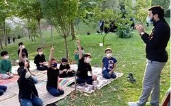 معلّم إيراني يدرّس القرآن في حدائق بسبب تفشي كورونا + صور