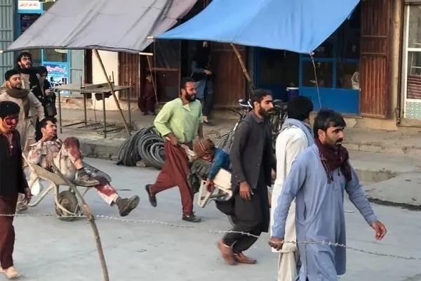 د کابل هوائي ډګر په دوو چاودنو کې د لسګونو کسانو وینه وبهیده