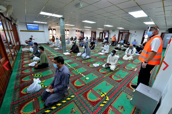 İngiltere Walsall Camiinde Korona salgınını önlemek için tedbirler