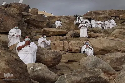 وقوف زائران در صحرای عرفات