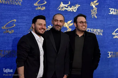 از راست محمدحسین مهدویان، هادی حجازی فر و جواد عزتی در فرش قرمز عوامل فیلم «ماجرای نیمروز؛ رد خون» در دهمین روز سی‌وهفتمین جشنواره فیلم فجر
