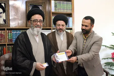 اعطاء کارت خبرنگار افتخاری به نماینده ولی فقیه ـ تبریز