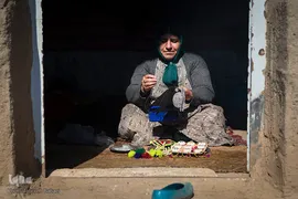 توران رضایی از اهالی روستای چشمه شاه شهرستان لالی است و از دوخت لچک الماس‌نما امرار معاش می‌کند.