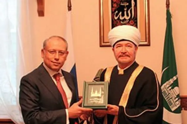 Муфтий Шейх Равиль Гайнутдин провёл встречу с чрезвычайным и полномочным послом Египта в России Назихом Эльнаггари.