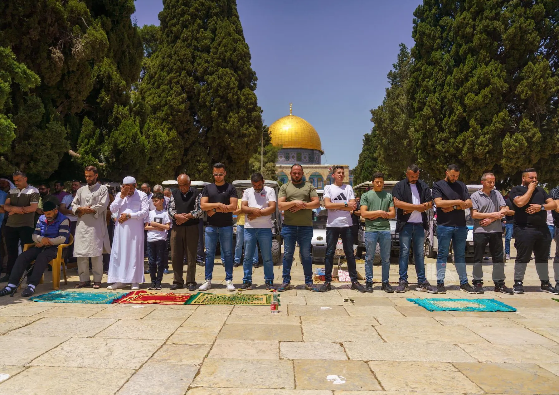Près de 70 000 fidèles ont accompli la prière du vendredi à la mosquée Al-Aqsa malgré les restrictions israéliennes
