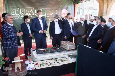 حضور وزیر ارشاد در حرم علی‌بن مهزیار اهوازی