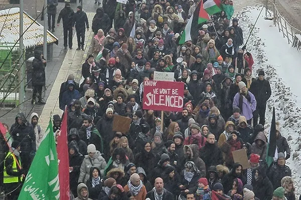 İsrailin İsveçdəki səfirliyi qarşısında Fələstinə dəstək nümayişi keçirilib