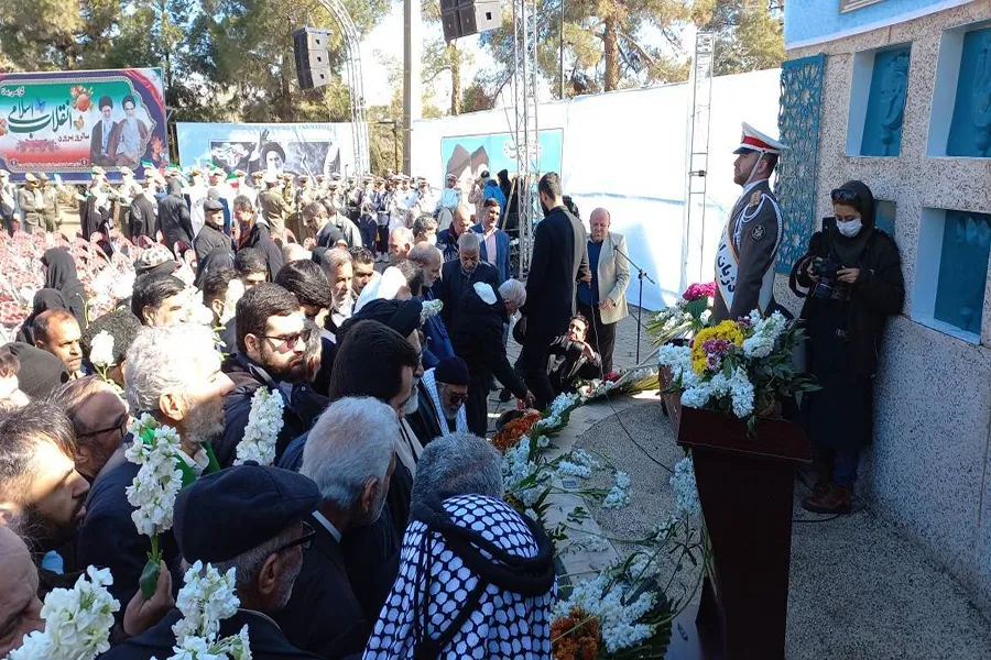 جایگاه جلوس بنیانگذار انقلاب در بهشت زهرا(س) گلباران شد + فیلم