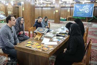 کتابت آیات وحی به زبان انگلیسی در کریسمس ـ شیراز