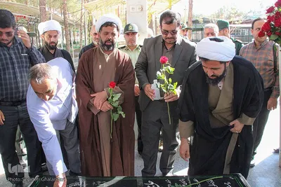 غبارروبی مزار شهدای خراسان جنوبی توسط خبرنگاران