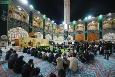 Abhalten einer Versammlung zum Kennenlernen des Korans im Heiligen Schrein von Ali