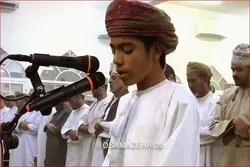 Qari maarufu kijana kutoka Oman akiwa anasoma Qur'ani katika Sala ya Jamaa (+Video)