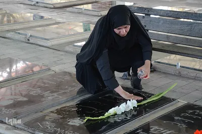 غبار روبی و عطر افشانی مزار مطهر شهدا بمناسبت هفته ی دفاع مقدس‎