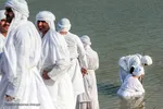مراسم غسل تعمید منداییان در کنار رودخانه کارون