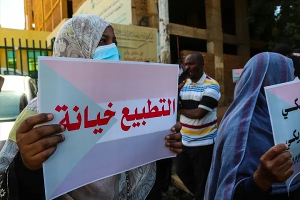 بالصور...إحتجاجات بالخرطوم على التطبيع وحرق لعلم الاحتلال