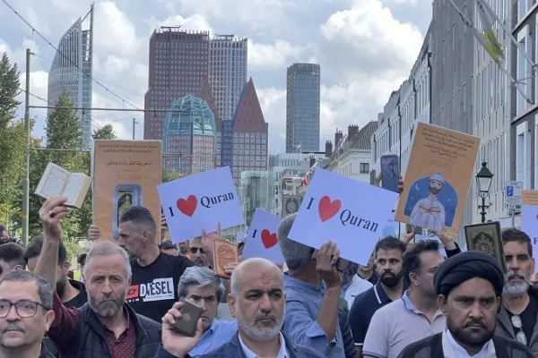 Hollanda’da Kur'an-ı Kerim'e yönelik saldırılar protesto edildi