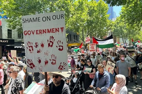Thousands Rally in Australia for Gaza Cease-Fire, Assange's Father Speaks Out